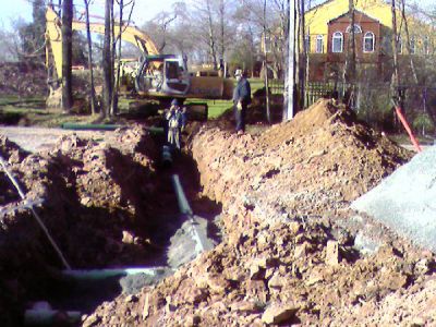 12/05/06
The sewer line being put in on the road.
