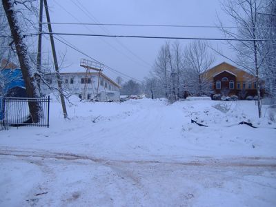 2/22/07 - Main Building
A temporary? entrance going in to camp - between the Main Building and the Masmidim Bais Medrash.
