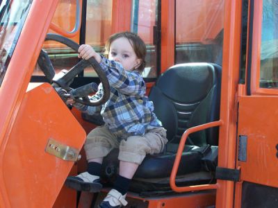 3/30/07
Meir's grandson - supervising the construction in Camp Agudah.
