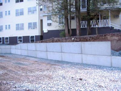 5/11/07 - Colonial
The retaining wall by the colonial.
